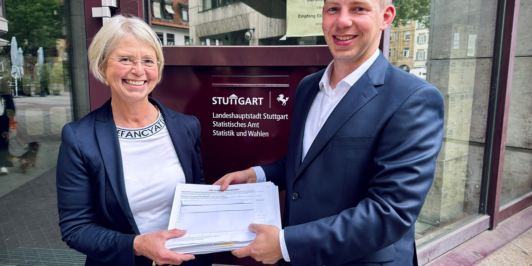 Haag-Reich-Gutjahr_Übergabe_Unterschriften-XXL-Landtag