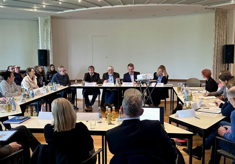 Mit Petitionsausschuss vor Ort: Was passiert mit der Flüchtlingsunterkunft in Stuttgart-Schönberg?