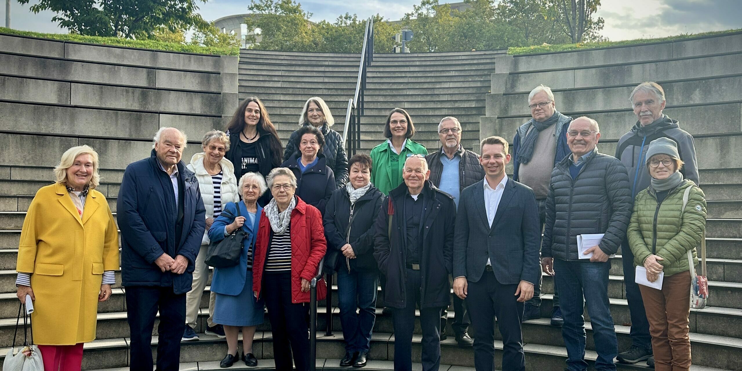 Foto-6-Gruppenfoto_Besuchergruppe_8.10.25