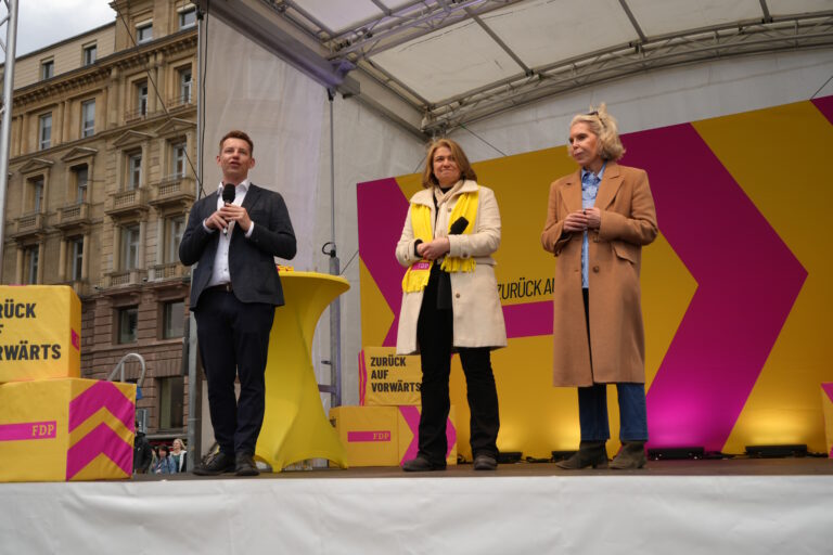 Stillstand oder Wohlstand? Viel Beifall bei unserer Großkundgebung auf dem Schlossplatz